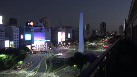 Argentinien-Buenos-Aires-Obelisk-Wechselt-Die-Farben-Zoom