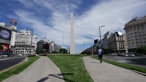 Argentinien-Buenos-Aires-Obelisk-Mit-Mann-Zu-Fuß