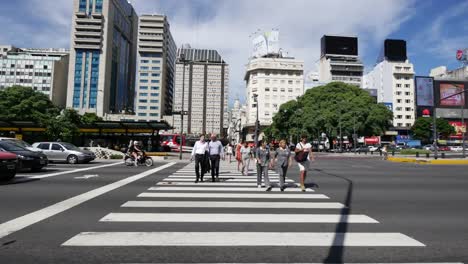 Argentinien-Buenos-Aires-Menschen-Im-Zebrastreifen