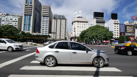 Argentinien-Buenos-Aires-Verkehr-Am-Zebrastreifen