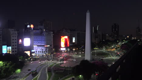 Argentinien-Buenos-Aires-Zoomt-Nachts-Auf-Obelisken