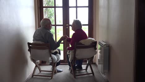 Argentinien-älteres-Paar-Sitzt-Auf-Stühlen