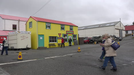 Falklands-Port-Stanley-Pfannen-Zum-Gelben-Gebäude