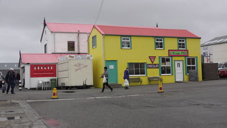 Falklands-Port-Stanley-Mit-Gelbem-Gebäude-Und-Touristen