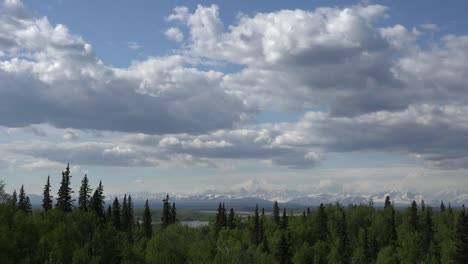 Nubes-De-Alaska-Sobre-Bosque-Y-Rango-De-Alaska