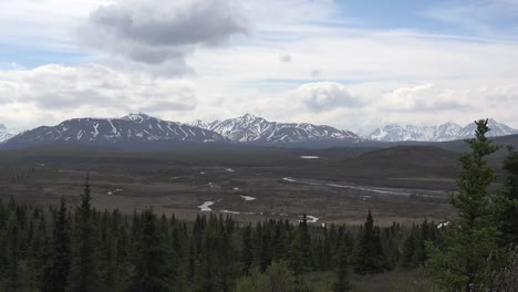Alaska-Denali-Park-Río-Valley-And-Mountains-Pan