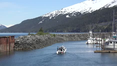 Alaska-weißeres-Boot,-Das-Sich-Im-Hafen-Bewegt
