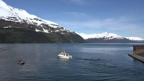 Alaska-Boot-Fährt-Weißer,-Als-Ein-Anderes-Ankommt