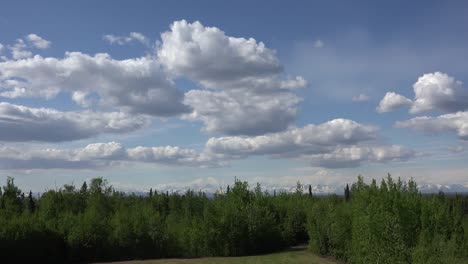 Alaska-Wolken-über-Wald-Und-Bergen