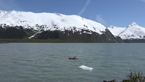 Alaska-Kajakfahrer-Paddeln-Im-Portage-Lake