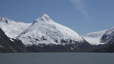 Pico-De-Alaska-Por-El-Lago-Portage