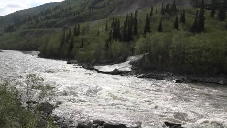 Alaska-Stream-Que-Fluye-Zoom-A-La-Nieve