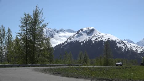 Alaska-Traffic-On-Montaña-Fringed-Highway
