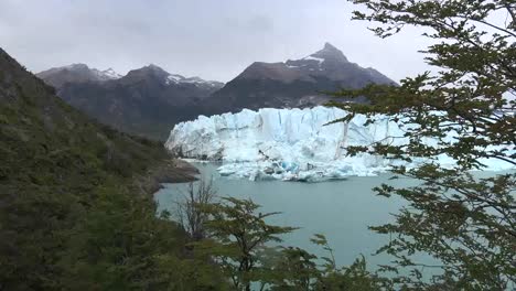 Argentina-Glaciar-Perito-Moreno-Con-Arboles-Y-Montaña
