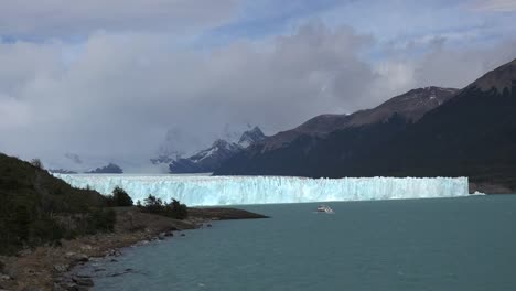 Argentinien-Boot-Nähert-Sich-Dem-Perito-Moreno-Gletscher