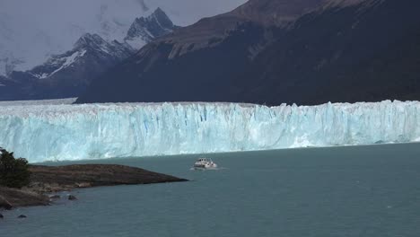 Argentina-Boat-Nearing-Perito-Moreno-Glacier