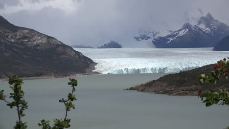 Argentina-Se-Aleja-Del-Glaciar-En-El-Lago-Argentino