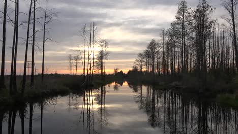 Georgia-Okefenokee-Sonne-Scheint-Durch-Wolken-über-Sumpf