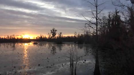 Georgia-Okefenokee-Sonne-Sinkt,-Als-Das-Boot-Den-Sumpfblick-Passiert?