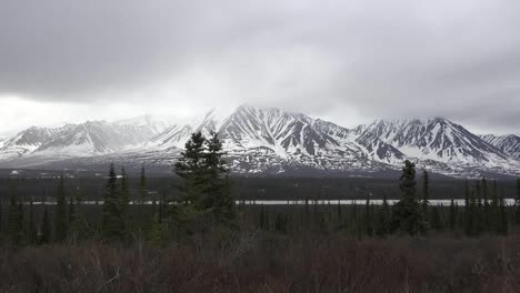 Alaska-Montaña-Nevada-Y-Nubes-Bajas-Acercar