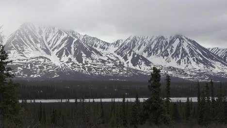 Alaska-Zoom-Y-Pan-Montañas-Nevadas