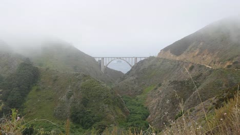 Kalifornien-Big-Sur-Bixby-Bridge-Und-Canyon-Im-Nebel