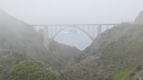 Kalifornien-Big-Sur-Bixby-Bridge-In-Wolken-Mit-Rock-Zeitraffer