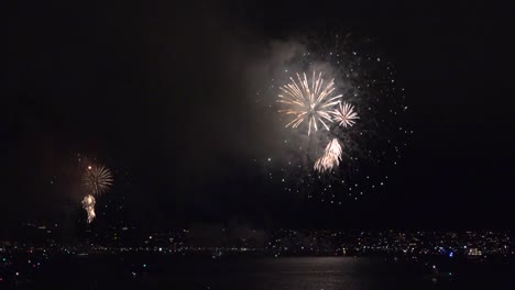 Kalifornien-Feuerwerk-San-Diego-Schöne-Platzt-über-Bay