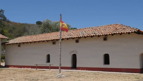 Kalifornien-Lompoc-Mission-La-Purisima-Concepcion-Viertel-Mit-Spanischer-Flagge