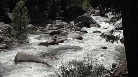 Kalifornien-Merced-River-Stromschnellen-Fließen-An-Felsen-Vorbei
