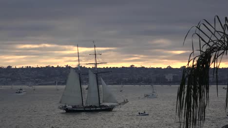 Kalifornien-San-Diego-Schiff-Segeln-Bei-Sonnenuntergang