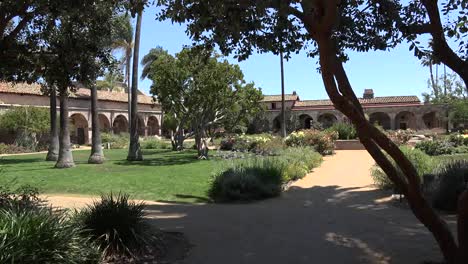 California-San-Juan-Capistrano-Mission-Patio-Jardín