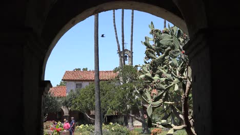 Kalifornien-San-Juan-Capistrano-Missionshof-Durch-Bogenkaktus-Glockenturm-Touristen