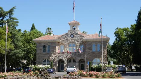 Ayuntamiento-De-Sonoma-De-California-Banderas-Autos-Estacionados