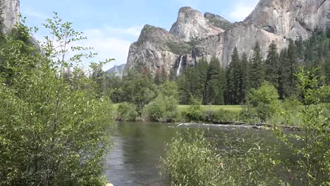 Kalifornien-Yosemite-Brautschleier-Fällt-Jenseits-Des-Flusses