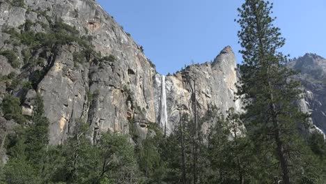 Kalifornien-Yosemite-Brautschleier-Wasserfall-Und-Blauer-Himmel
