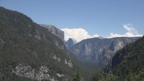 Media-Cúpula-De-Yosemite-De-California-Debajo-De-La-Nube-Se-Acerca