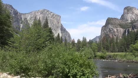 Kalifornien-Yosemite-Fluss--Und-Talblick-River
