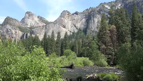 Kalifornien-Yosemite-River-Mit-Wasserfällen-In-Der-Ferne