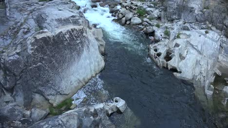 Kalifornien-Loch-Im-Felsen-Und-Stromschnellen-Im-Fluss