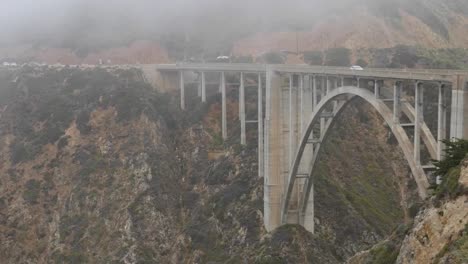California-Big-Sur-Bixby-Bridge-Desde-El-Sur-Con-Coches-Y-Cacerola-De-Niebla