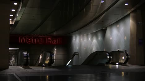 California-Los-Angeles-Metro-Rail-Entrada-Con-Ascensor-Por-La-Noche
