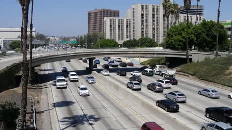 Kalifornien-Los-Angeles-Vielbefahrene-Autobahn-Unter-Einer-Brücke