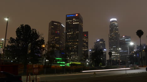Kalifornien-Los-Angeles-Abend-Zeitraffer-Von-Straße-Und-Hohen-Gebäuden