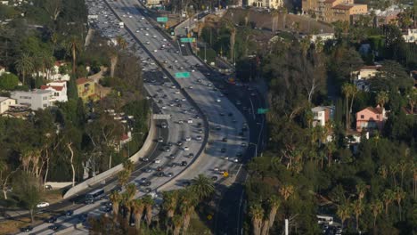 Kalifornien-Los-Angeles-Hochwinkelaufnahme-Von-Autobahn,-Bäumen-Und-Umliegenden-Häusern