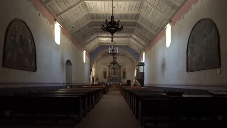 Kalifornien-Mission-San-Antonio-De-Padua-Innenraum-Der-Kirche