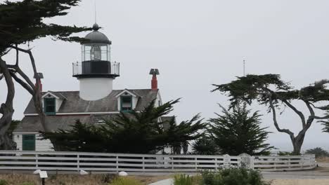 Kalifornien-Monterey-Peninsula-Pacific-Grove-Point-Pinos-Leuchtturm-Rückseite-Zypressenpfanne-Und-Zoom