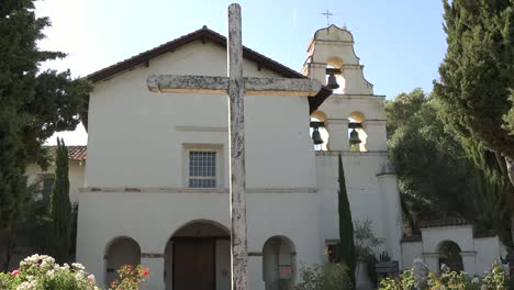 Kalifornien-San-Juan-Bautista-Missionskirche-Mit-Kreuzzoom-Und-Nach-Oben-Kippen