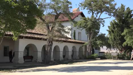 Kalifornien-San-Juan-Bautista-Missionskolonnade-Mit-Kirche