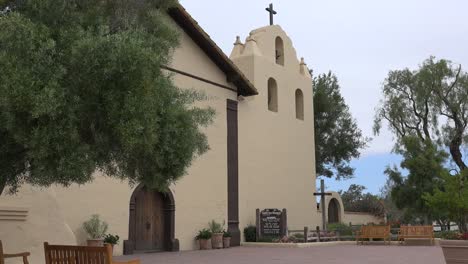 Kalifornien-Solvang-Mission-Santa-Ines-Kirche-Front-Glockenturm